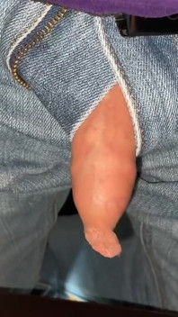 Un piccolo succoso cazzo non circonciso esce dai pantaloni giocando con il prepuzio