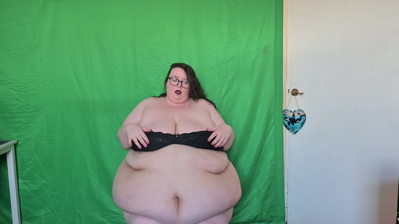SSBBWLadyBrads: Cewek super semok lagi asik goyang sambil bugil