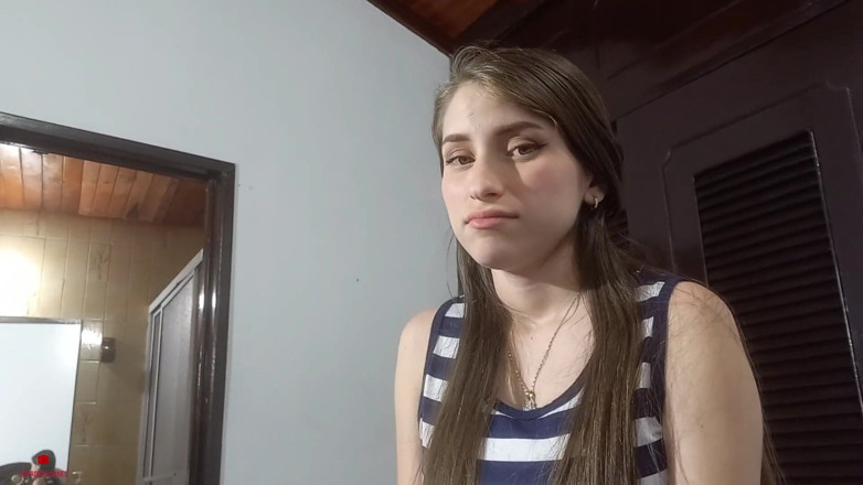 skpro_: Minha meia-irmã com seu rosto inocente me pede para deixá-la...