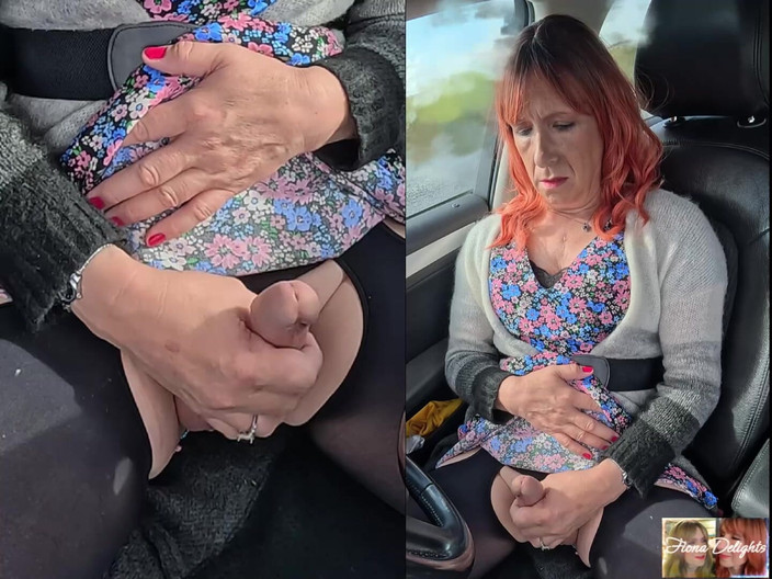 Fiona of Delights: Fata își masturbează pula la plajă