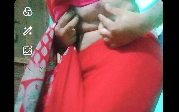 Gauri Sissy: インドのゲイ女装XXX裸に赤いサリーを示す彼女のブラジャーとおっぱい