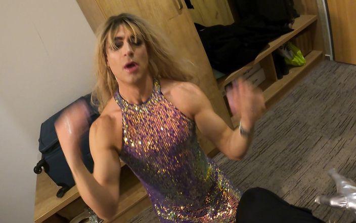 Trixy Sissy Babe: Một chàng trai ra lệnh cho một con đĩ bị đụ.... Phim đầy đủ