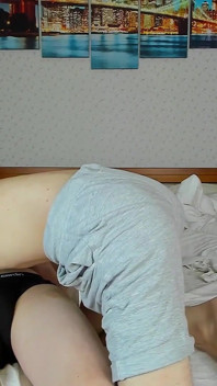 捕食者になってアレックスの乳首を噛みしめよう!