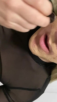 Sluttty Crossdresser Madison CD yarak ve amcıkla oynamaya gitmek için makyaj yapıyor