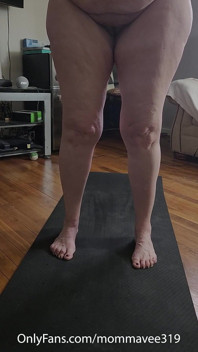 Latihan yoga bareng tante seksi ini pagi-pagi!