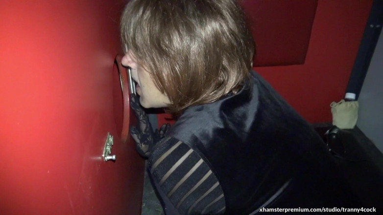 Tranny 4 cock: Sucking off plenty of cocks at the gloryhole