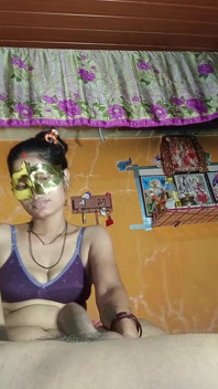 Aku masukin timun yang super tebal ke dalam memek sempit tante seksi ini sampai lubangnya menganga lebar