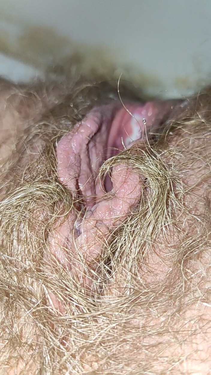 Risky Hairy Couple: 毛深い膣からの大量の尿