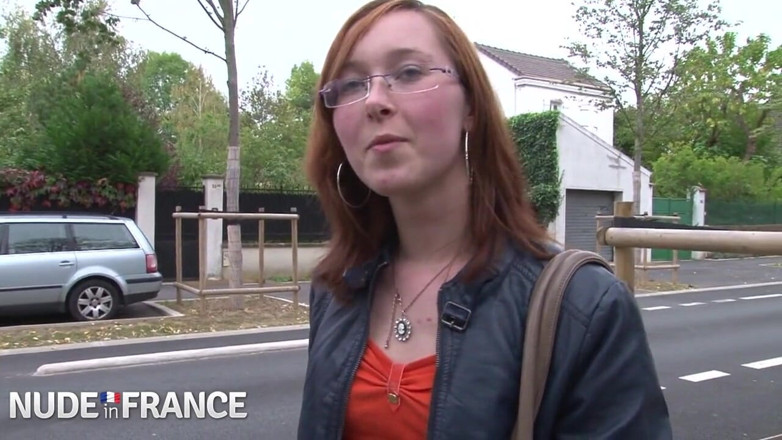 La France a Poil: 漂亮的年轻和小奶子读头荡妇被房地产经纪人操和鸡奸