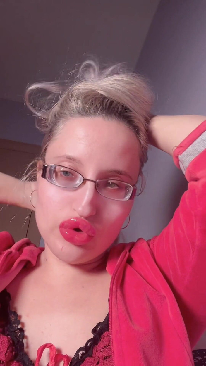 FinDom Goaldigger: Bimbo rossetto rosso catturato