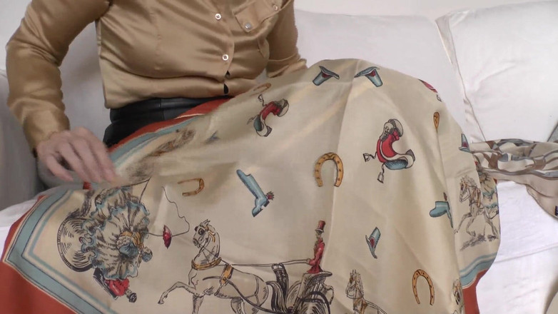 Lady Victoria Valente: pada syal sutra ibu tiri, Lady Victoria Valente