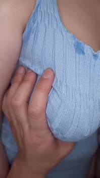대담하고 압도적인 존재감을 발산하는 매력적인 마누라로 땀에 흠뻑 젖은 열기가 솟아오르고 있습니다.3부