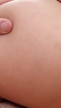 털이 무성한 보지를 뻗는 거대한 자연의 젖탱이의 아시아 십대