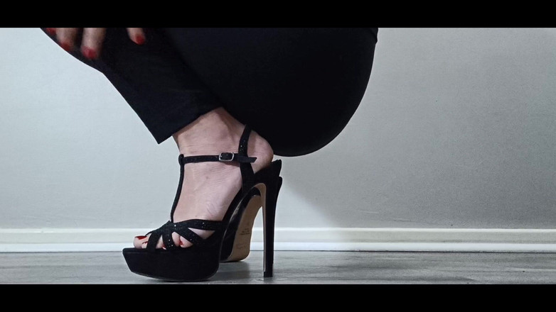 Kinky Lyrical: Krásné strappy jehly a chodidla