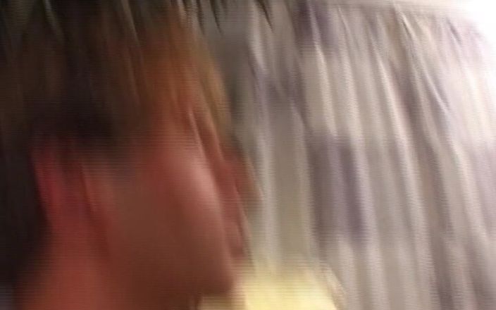Hardcore German Club: Blond nastolatka z Niemiec wie, jak go spust