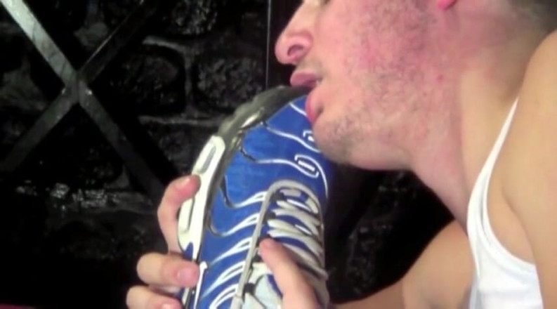 Sneaker gay: Twink scally annusa le sneaker e si fa scopare nel...