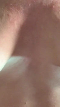 Petits seins, tétons longs