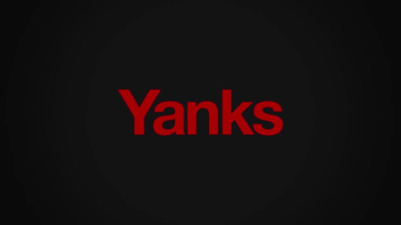 Yanks: yainks laal baalon vaali Kandie kate hastamaithun kar rahi hai