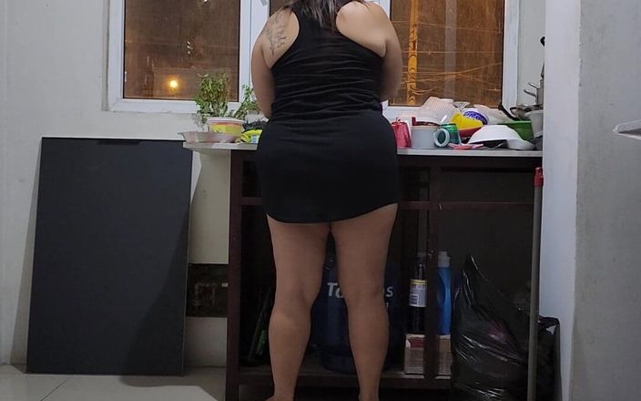 LicenciadaAnn: Riprendo la mia matrigna mentre pulisce la casa