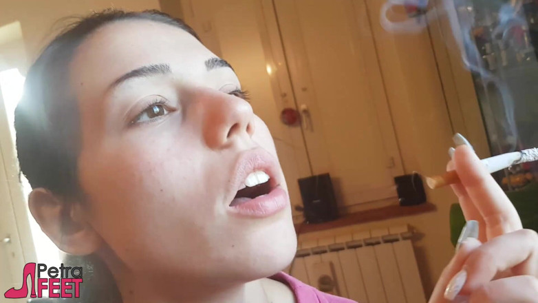 Smokin Fetish: Frestande italiensk tjej röker en cigarr i en närbildsvideo