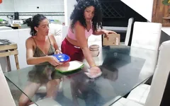 Eu ajudo minha meia-irmã a limpar a sala de jantar e acabamos fodendo em cima dele
