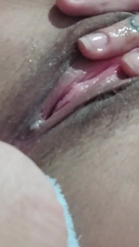 Acabo de chorrear en mi entrenador tocando mi coño