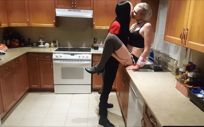 Sarina Havok: Lesbianas chica en la cocina, puta dominada