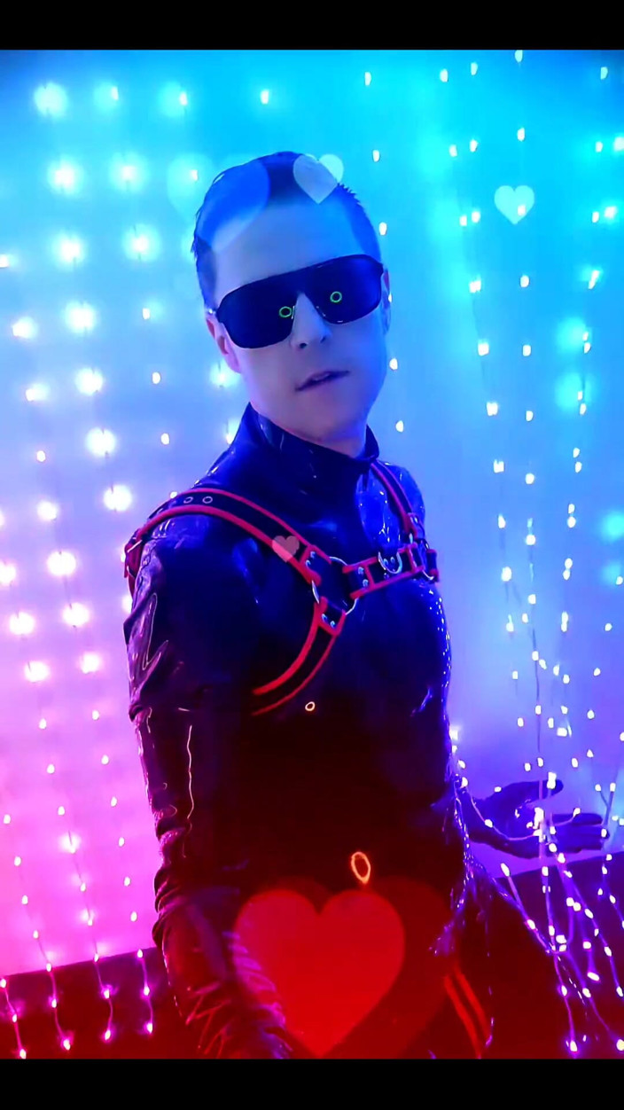 Roman Heart: Clip Vide Outtake pentru Noul meu Reellatexrubberblackstyle
