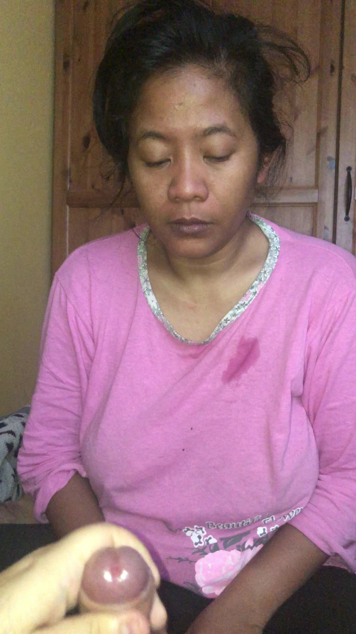 Megacute9999: Indonéská děvka kouří péro a bere obrovský výstřik do úst