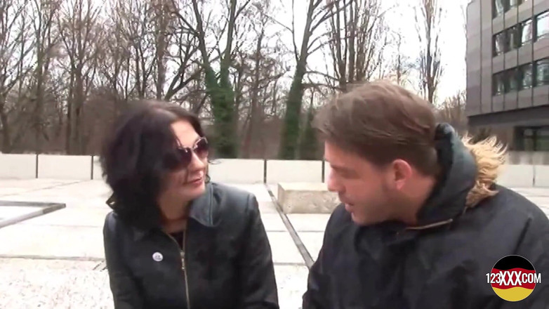 123XXX - Fucked Amateurs in Germany!: Il prend deux filles pour sucer et baiser