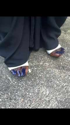 长脚趾甲和高跟鞋