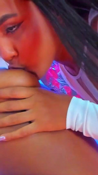 Intense masturbatie met Hitachi vibrator: meerdere opeenvolgende lesbische orgasmes