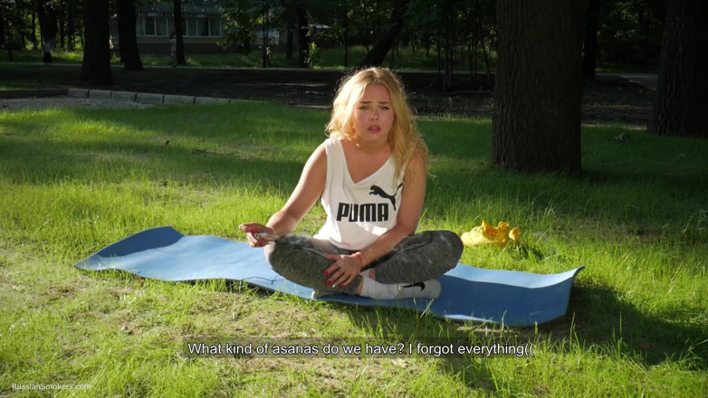Russian Smokers: Sexy ruská dívka kouří cigaretu uvolněně venku
