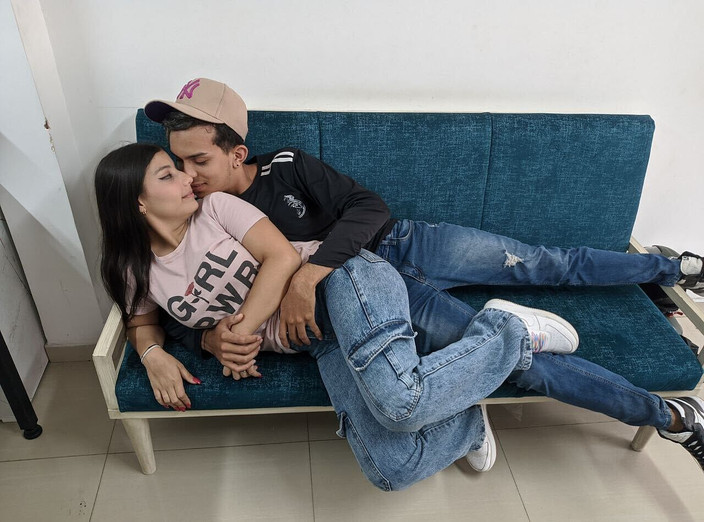 mackencie29: Me acuesto junto a mi hermanastra de 18 años y pongo...