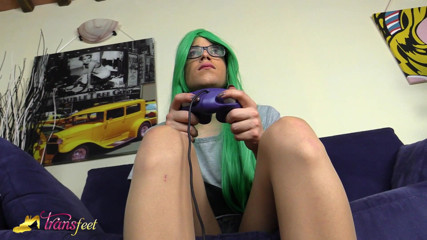 Trans and Cross-Dressers Feet: Sexy tranny voeten spelen en spelen een spel met een...