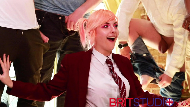 Brit Studio: Kitty trong bộ đồng phục đại học thổi kèn