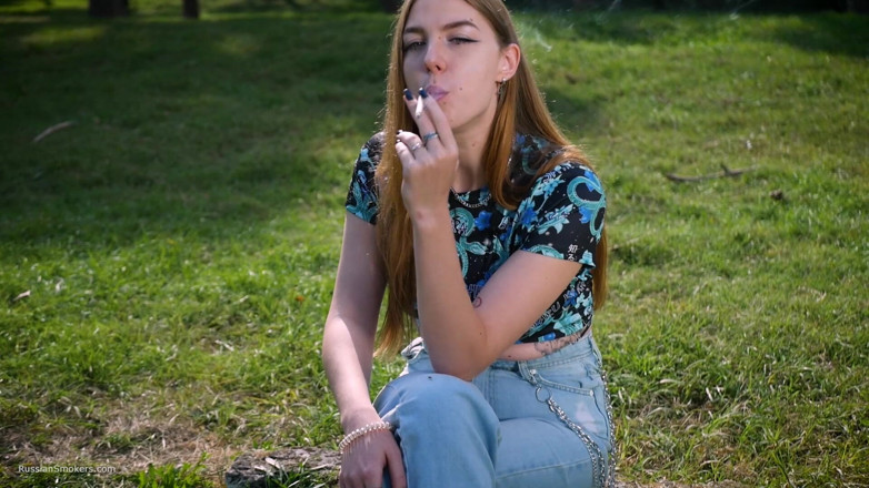 Russian Smokers: Baştan çıkarıcı Rus güzel sigara içen sigara stüdyosu titreşimleri