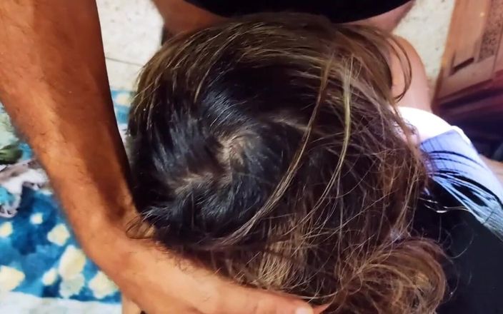 Raniasexy: Soțul își lasă soția să sugă o pulă uriașă unui prieten...