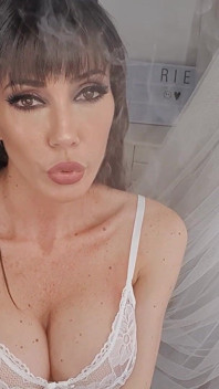Svapandoti in faccia con lingerie sexy