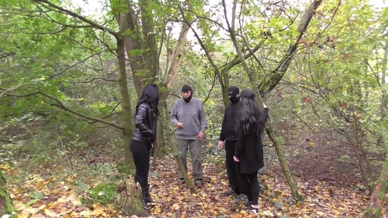 Femdom Austria: Douche avec pisse dans la forêt