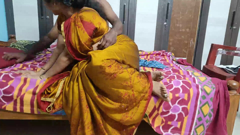 Sexy sindu: Sindu Bhabhi Saree seks met Devar in de slaapkamer