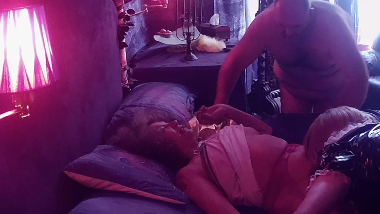 Aaexperinces trans: Část 1 - Lanista Bear má služku Jayne přineste nového sexuálního otroka...