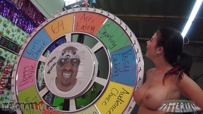 Immoral Live: Krásně prsatá brunetka Loni Evans předváděla své přednosti