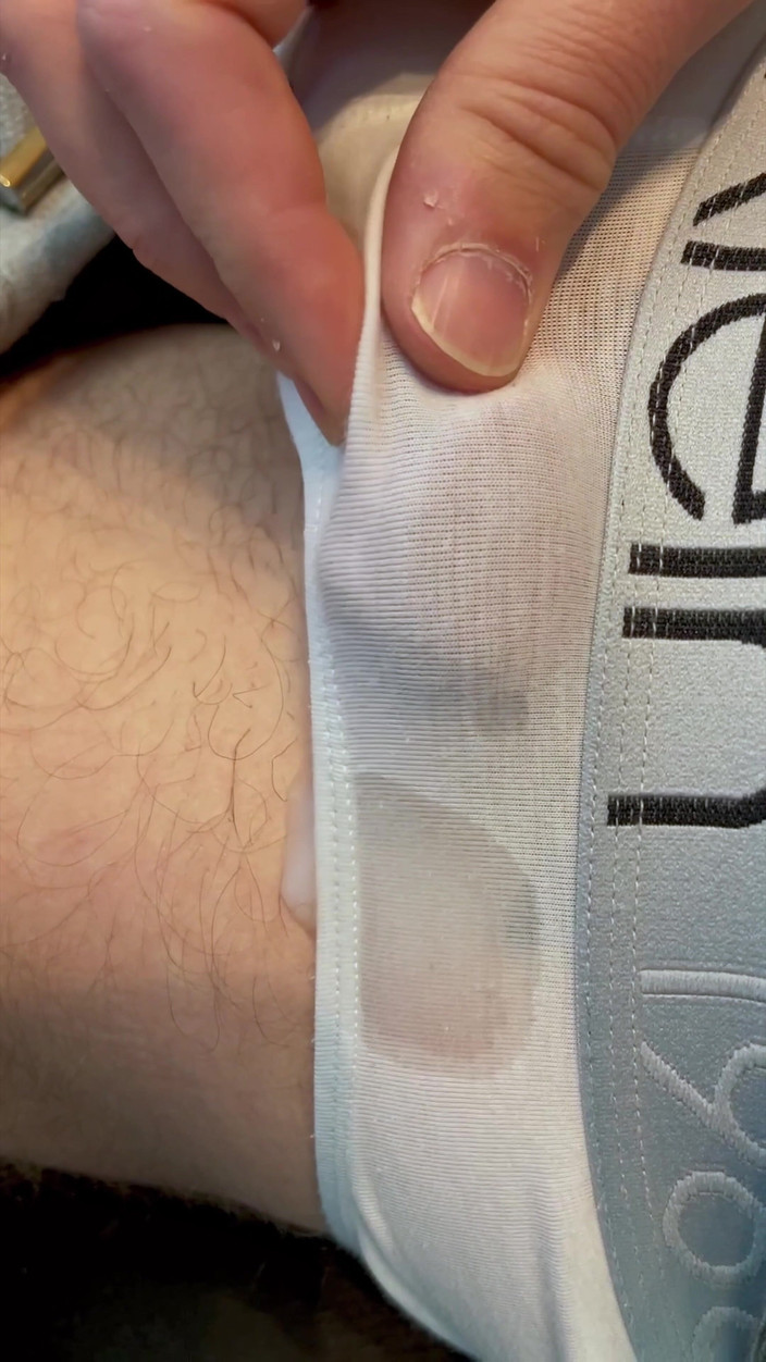 NakedFoxx: Frenulum orgazmı ve sikimi külotuma sürterek boşalma