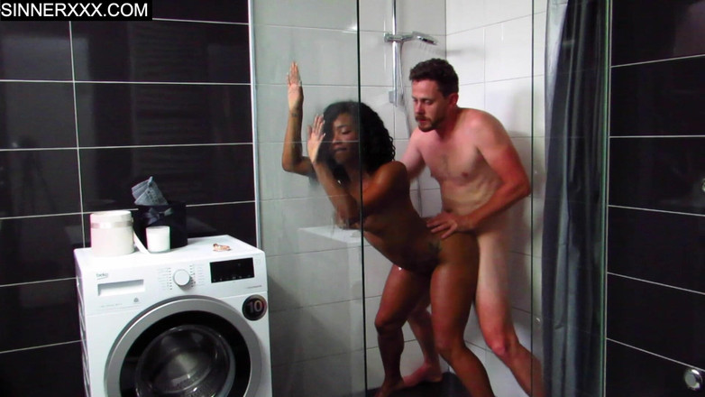 Sinners World: "Neuk me hard en vul me" intense interraciale doucheseks met...