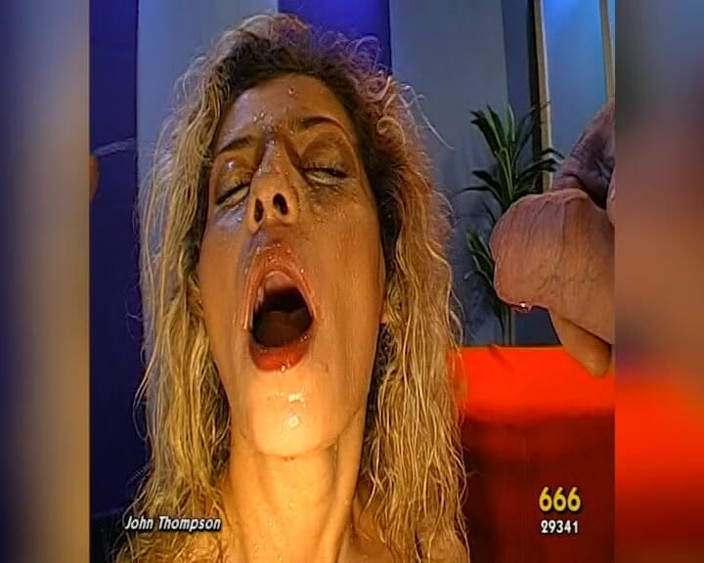 Piss Lover: Tante seksi rambut pirang dientot habis-habisan sampai dicrot di dalam...
