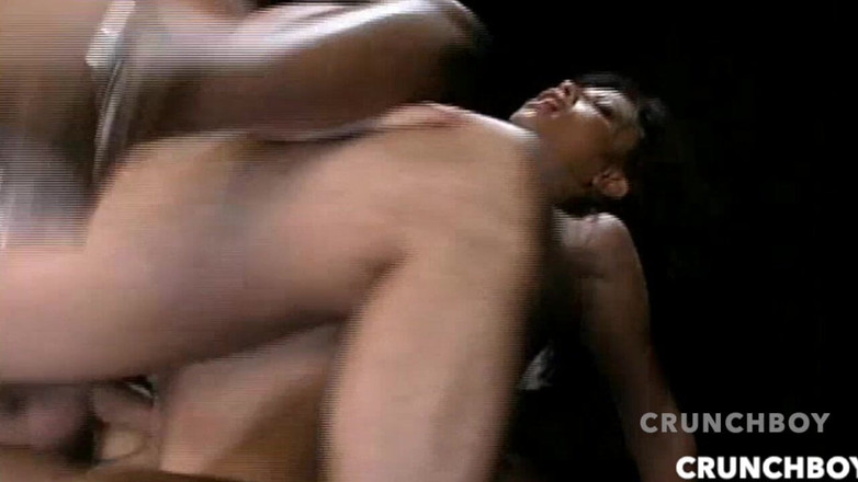 Bitch Girl Video: Dvojité šukání do análu od jejích 2 přátel