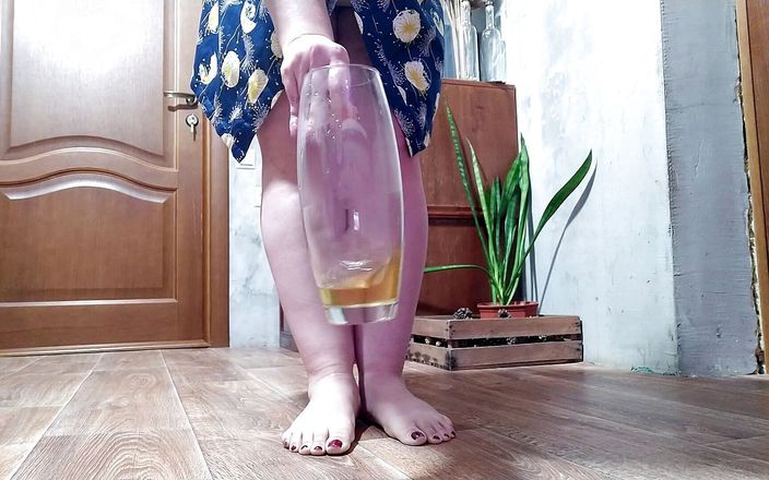 SoloRussianMom: Buceta peluda mija linda em um vaso de flores