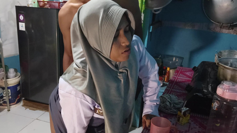 Rania: Mengongkek adik tiri saya di dapur sebelum pergi ke kolej