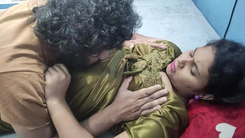 Vaishnavysharunraj: Tetek malam menghisap romantik pasangan India